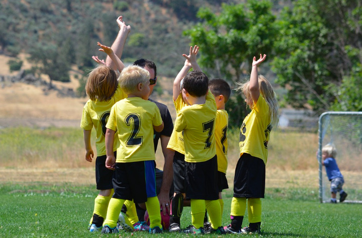 サッカーをする子供